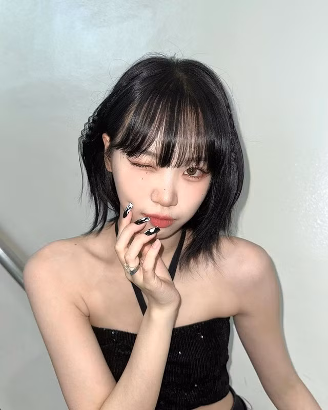 Tóc ngắn mái bằng được tạo độ phồng và hơi bầu ở phần đuôi giúp khuôn mặt của Kim Chae Won trở nên nhỏ gọn và thanh tú hơn. Nếu bạn có gương mặt tròn và vầng trán cao thì đây là kiểu tóc tuyệt vời giúp giấu mọi khuyết điểm và tôn lên những đường nét đẹp nhất một cách duyên dáng, tinh tế