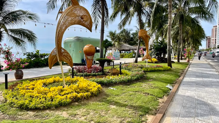 Không gian trang trí đường hoa nằm trên vỉa hè đường Võ Nguyên Giáp. Ảnh: Nguyễn Tú