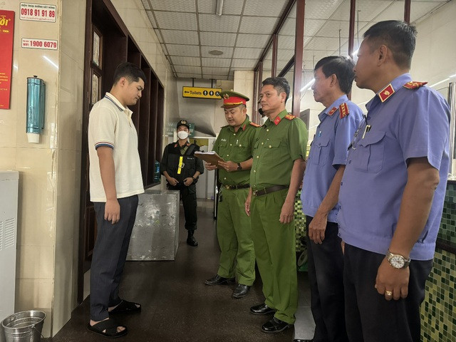 Bắt con trai giám đốc nhà xe Thành Bưởi - Ảnh 1. Đọc lệnh khởi tố, bắt giam bị can Lê Dương, con trai ông Lê Đức Thành. CÔNG AN ĐỒNG NAI CUNG CẤP