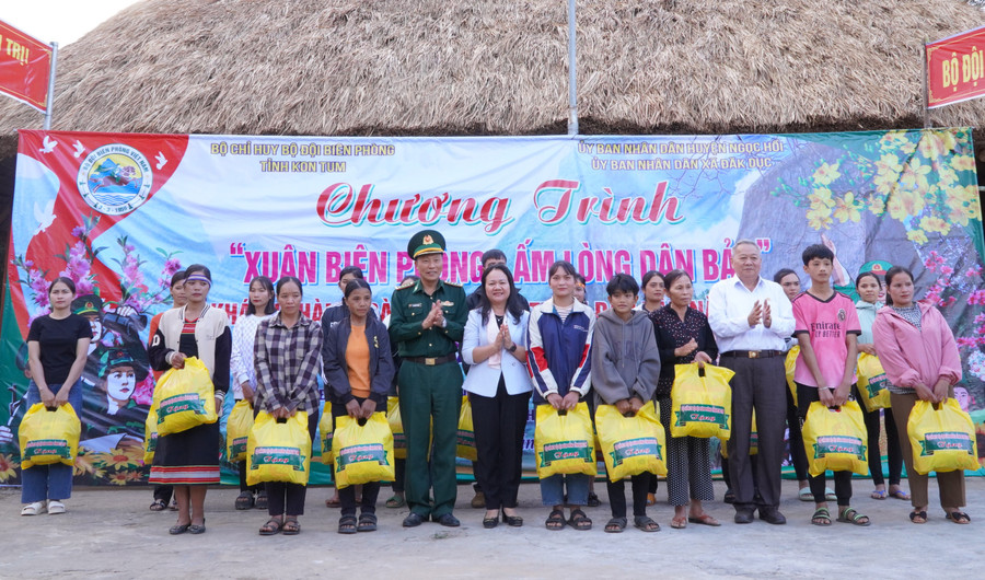 Bộ đội biên phòng và các đơn vị liên quan tặng quà cho hộ nghèo. Ảnh: DN Bộ đội biên phòng và các đơn vị liên quan tặng quà cho hộ nghèo. Ảnh: DN