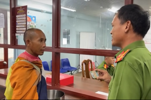 Công an Gia Lai trao căn cước công dân cho "sư Thích Minh Tuệ" Công an Gia Lai trao căn cước công dân cho "sư Thích Minh Tuệ"