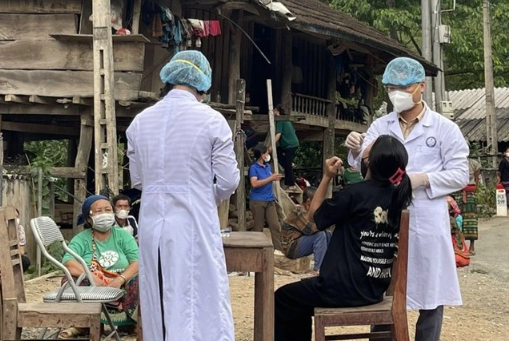 Các nhân viên y tế lấy mẫu xét nghiệm những người đã tiếp xúc với bệnh nhân bạch hầu Các nhân viên y tế lấy mẫu xét nghiệm những người đã tiếp xúc với bệnh nhân bạch hầu