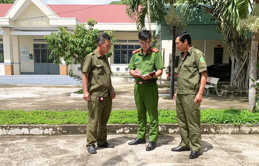Lực lượng Công an viên bàn kế hoạch tuần tra, kiểm soát địa bàn với Công an xã Ia Sol. Ảnh: R'Ô HOK Lực lượng Công an viên bàn kế hoạch tuần tra, kiểm soát địa bàn với Công an xã Ia Sol. Ảnh: R'Ô HOK