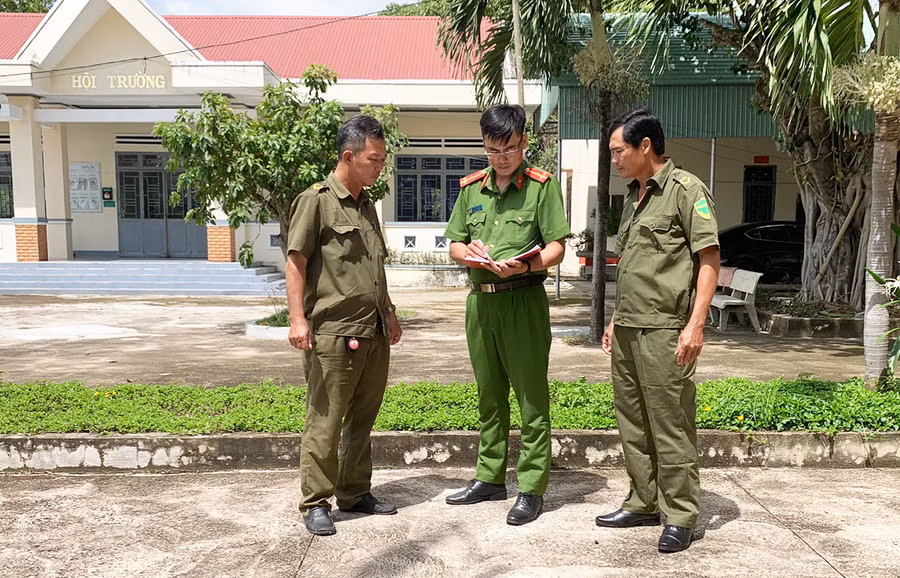 Lực lượng Công an viên bàn kế hoạch tuần tra, kiểm soát địa bàn với Công an xã Ia Sol. Ảnh: R'Ô HOK