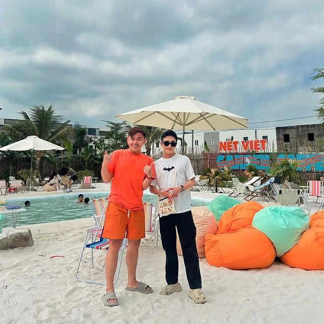 Quán cà phê bãi biển có diện tích 2.500 m2, thu hút rất đông khách đến trải nghiệm