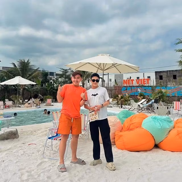 Quán cà phê bãi biển có diện tích 2.500 m2, thu hút rất đông khách đến trải nghiệm