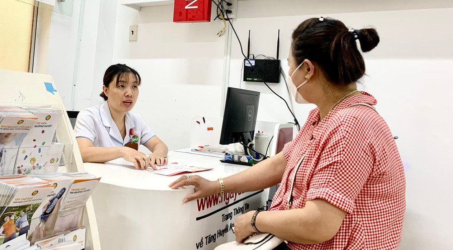 Nhân viên Phòng tư vấn tăng huyết áp và đái tháo đường (Bệnh viện Đa khoa tỉnh) tư vấn cho người bệnh. Ảnh: N.N