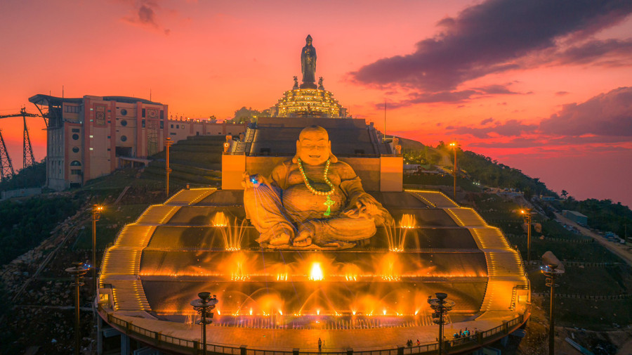 Niềm vui lớn nhất của vị Bồ Tát này là biến những buồn phiền, giận dữ, áp lực của con người thành niềm vui, niềm hạnh phúc. Vì vậy, Phật Di Lặc còn được gọi là Phật cười. Ảnh: BÙI VĂN HẢI