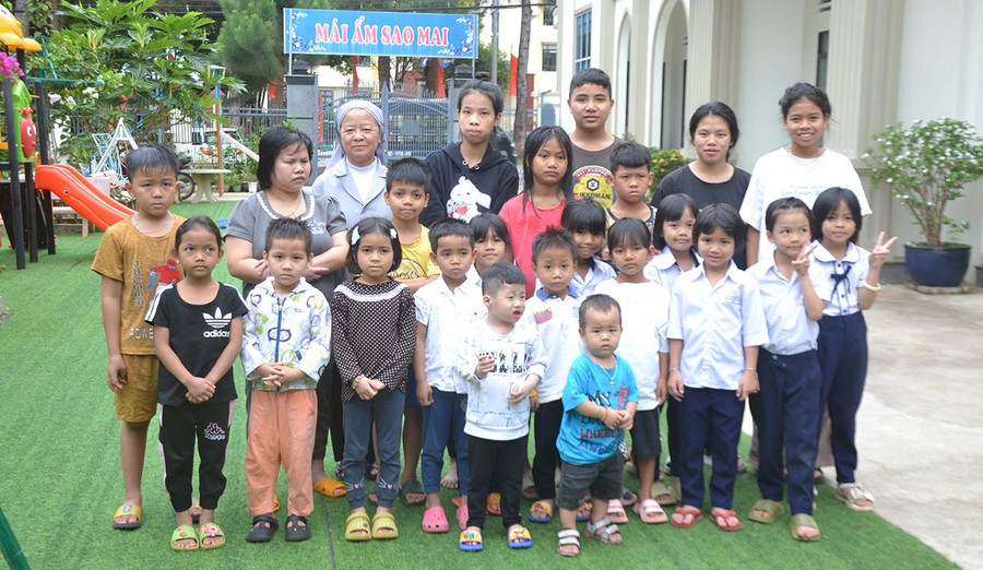 Xơ Ngô Thị Mỹ và các cháu mồ côi trong Cơ sở bảo trợ xã hội Sao Mai (phường Ia Kring, TP. Pleiku). Ảnh: H.C