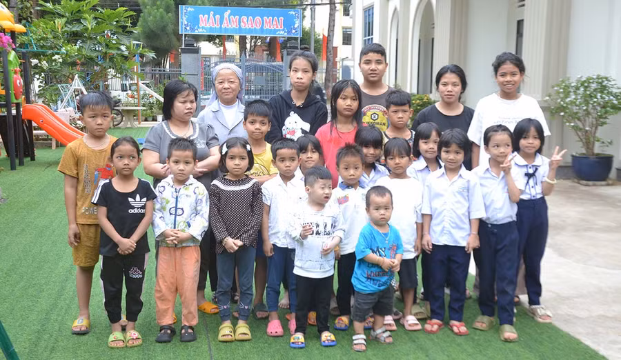 Xơ Ngô Thị Mỹ và các cháu mồ côi trong Cơ sở bảo trợ xã hội Sao Mai (phường Ia Kring, TP. Pleiku). Ảnh: H.C