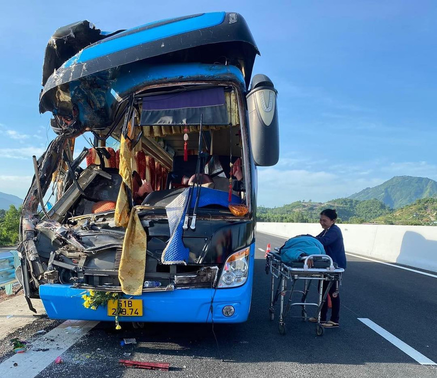 Xe khách chở đoàn từ thiện gặp tai nạn trên cao tốc Cam Lâm - Nha Trang. Ảnh: Thu Huyền