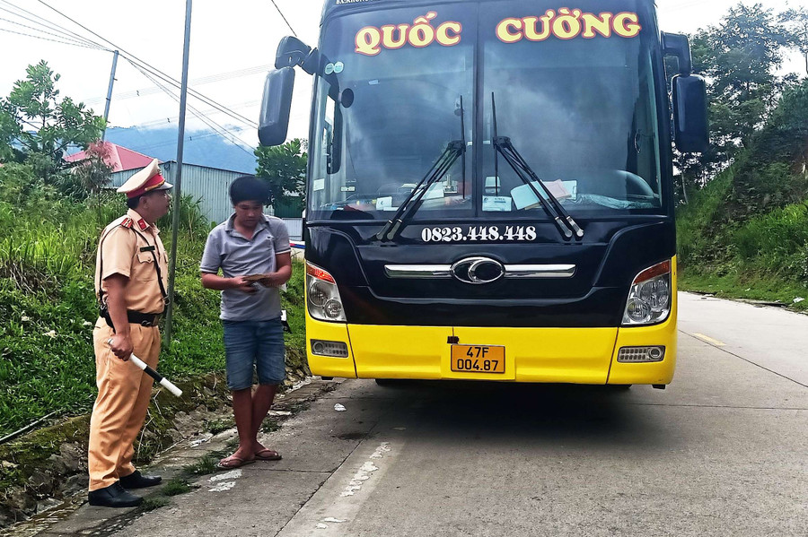 Lực lượng CSGT nhắc nhở lái xe cẩn trọng khi qua đèo. Ảnh: P.N Lực lượng CSGT nhắc nhở lái xe cẩn trọng khi qua đèo. Ảnh: P.N