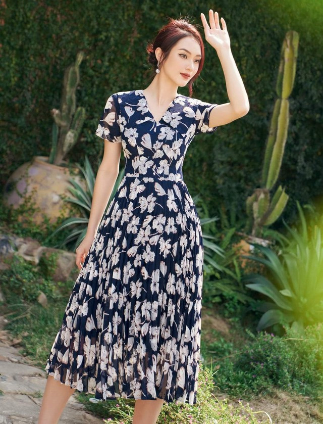 Chiếc váy màu xanh than được làm bằng chất liệu voan bồng bềnh với những đường xếp ly khéo léo, giúp cho thiết kế chuyển động uyển chuyển và bay bổng theo từng bước chân người mặc. Chiếc váy màu xanh than được làm bằng chất liệu voan bồng bềnh với những đường xếp ly khéo léo, giúp cho thiết kế chuyển động uyển chuyển và bay bổng theo từng bước chân người mặc.