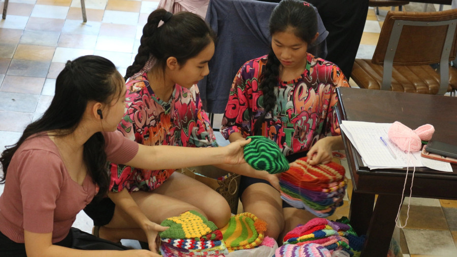 Ban tổ chức "bội thu" sau workshop móc len miễn phí. Ảnh PHƯƠNG VY Ban tổ chức "bội thu" sau workshop móc len miễn phí. Ảnh PHƯƠNG VY