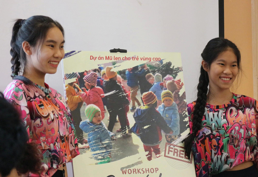 Linh Đan và Khánh Hà, hai cô gái sáng lập lớp móc len miễn phí tặng cho trẻ em vùng cao. Ảnh PHƯƠNG VY Linh Đan và Khánh Hà, hai cô gái sáng lập lớp móc len miễn phí tặng cho trẻ em vùng cao. Ảnh PHƯƠNG VY