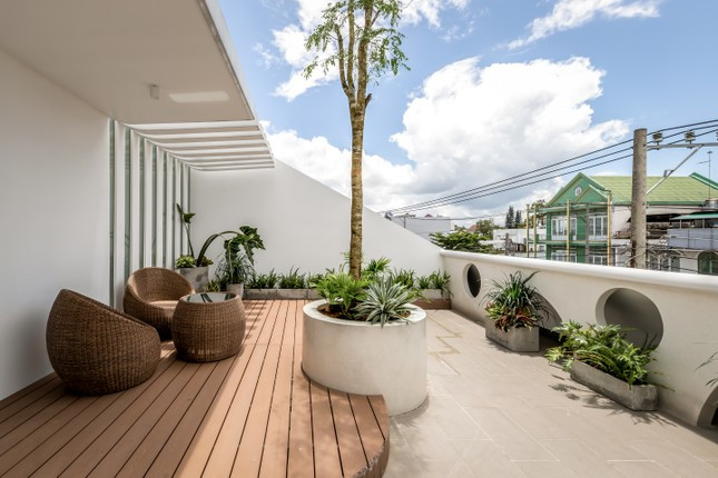 Ban công, hành lang cũng là nơi kết nối mọi người.