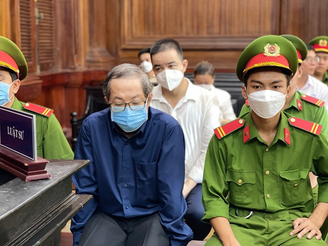 Bị cáo Nguyễn Minh Quân (ngồi trước)