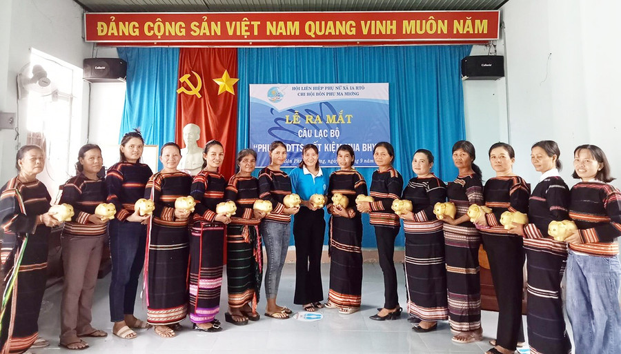 Hội Liên hiệp phụ nữ xã Ia Rtô ra mắt Câu lạc bộ Phụ nữ dân tộc thiểu số tiết kiệm mua bảo hiểm y tế tại buôn Phu Ma Miơng. Ảnh: V.C Hội Liên hiệp phụ nữ xã Ia Rtô ra mắt Câu lạc bộ Phụ nữ dân tộc thiểu số tiết kiệm mua bảo hiểm y tế tại buôn Phu Ma Miơng. Ảnh: V.C