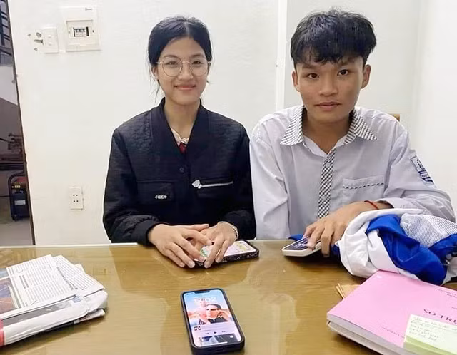 Thùy Linh và Quốc Bảo mang điện thoại đến trụ sở Công an trình báo. Ảnh: BH