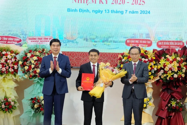 Lãnh đạo Bộ GD-ĐT và tỉnh Bình Định trao quyết định, tặng hoa chúc mừng tân Hiệu trưởng Trường ĐH Quy Nhơn Lãnh đạo Bộ GD-ĐT và tỉnh Bình Định trao quyết định, tặng hoa chúc mừng tân Hiệu trưởng Trường ĐH Quy Nhơn