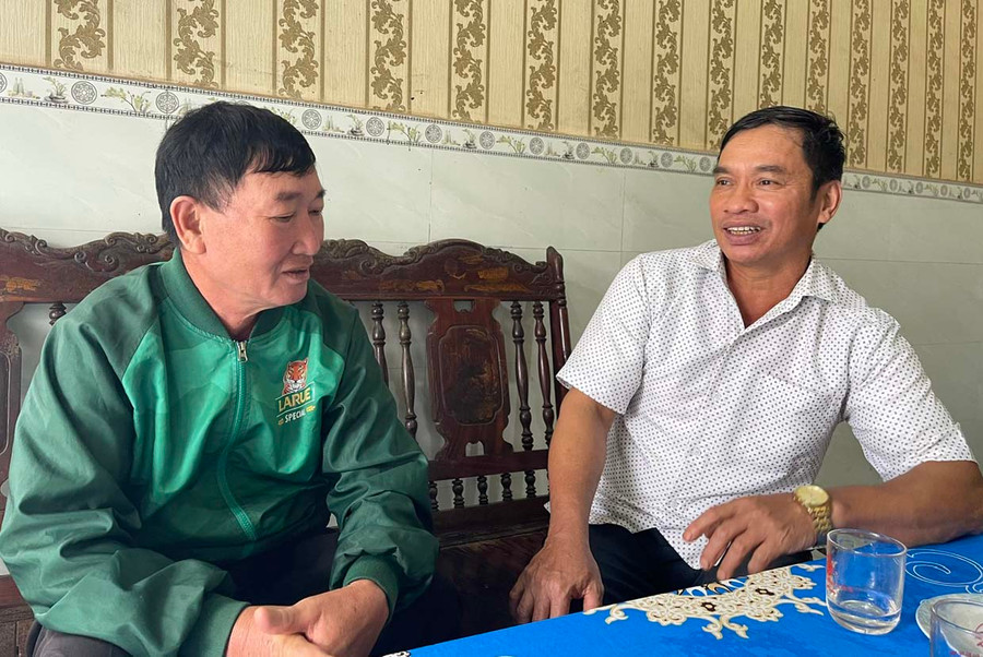 Ông Quy (bên trái) trò chuyện cùng đảng viên Trần Trọng Hường. Ảnh: P.D Ông Quy (bên trái) trò chuyện cùng đảng viên Trần Trọng Hường. Ảnh: P.D