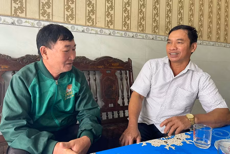 Ông Quy (bên trái) trò chuyện cùng đảng viên Trần Trọng Hường. Ảnh: P.D