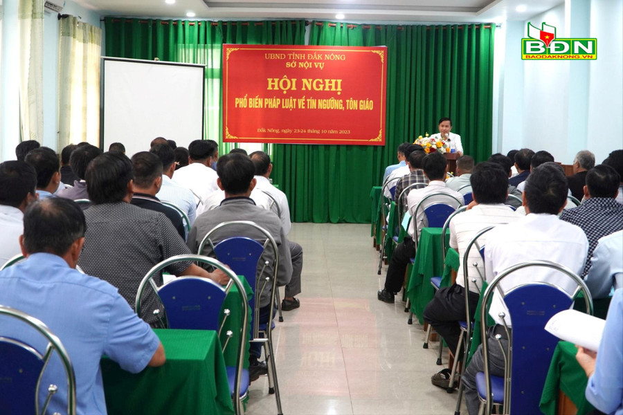 Hội nghị cung cấp các kiến thức, quy định của pháp luật về tín ngưỡng, tôn giáo.