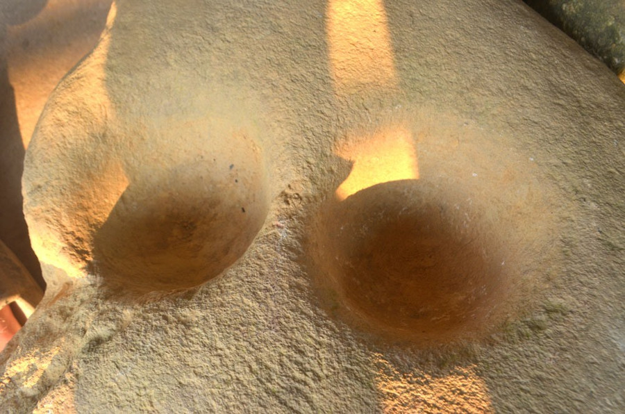 Những hòn đá to hơn có lỗ giống như chiếc cối đá. Ảnh: Hà Thủy Những hòn đá to hơn có lỗ giống như chiếc cối đá. Ảnh: Hà Thủy