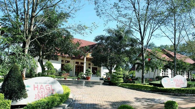 Ngay cả CLB bóng đá Hoàng Anh Gia Lai - tài sản không sinh lời mà bầu Đức quyết tâm giữ lại bằng mọi giá cũng đang tính tới chuyện đổi chủ. Ngay cả CLB bóng đá Hoàng Anh Gia Lai - tài sản không sinh lời mà bầu Đức quyết tâm giữ lại bằng mọi giá cũng đang tính tới chuyện đổi chủ.