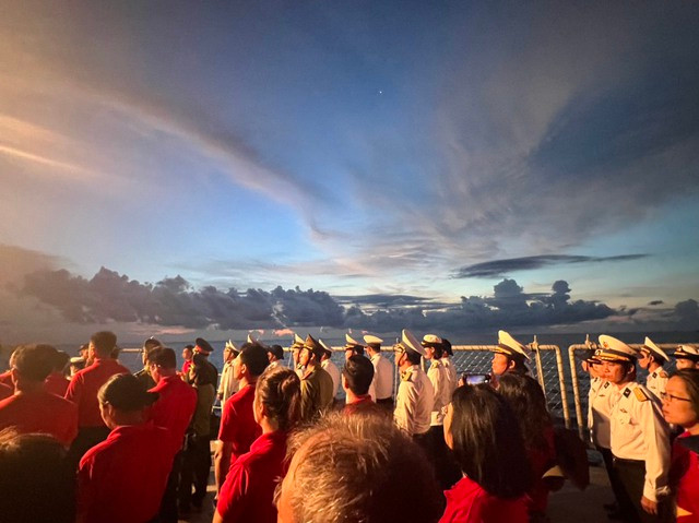 Lễ tưởng niệm diễn ra trong không gian linh thiêng giữa biển trời Trường Sa. Ảnh: Vũ Thơ