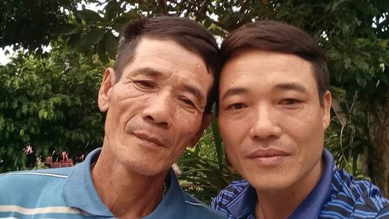 Ông Trương Văn Phong (bìa trái) cùng người thân