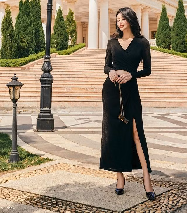 Tông đen nổi bật với vẻ thanh lịch và bí ẩn, đây là một lựa chọn hoàn hảo để tạo nên những bộ đồ thời trang cuốn hút và đẳng cấp. Quý cô có thể tự tin xuất hiện trên phố cùng các công thức phối đồ sáng tạo và đầy phong cách. Sự kết hợp của áo thun dài tay cổ chữ V và chân váy xẻ tà nhanh chóng giúp nàng tỏa sáng trong những buổi hẹn hò cuối tuần