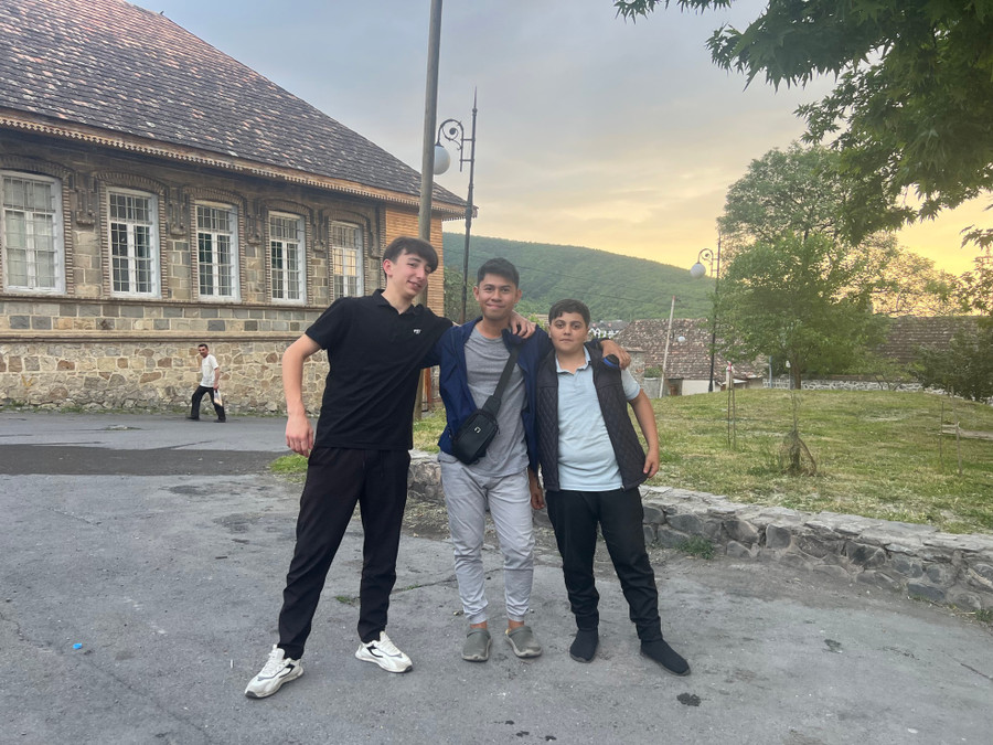 Với những người bạn Tây Á mới quen ở Azerbaijan.