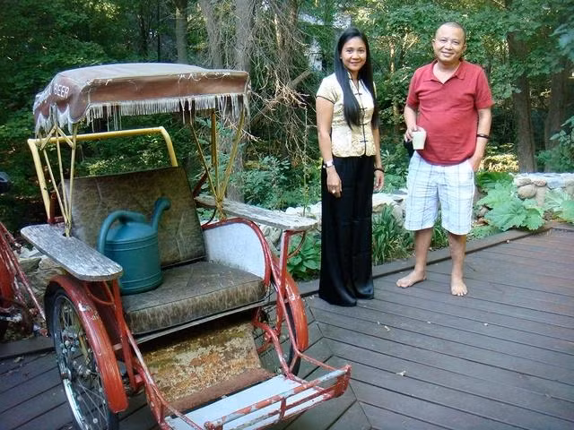 Họa sĩ Kim Chi và Lê Kinh Tài ở Wellesley bên chiếc xích lô Hà Nội do David mua lại năm 1995 với giá 100 USD, đủ để chủ nhân làm đám cưới cho con gái. ẢNH: NVCC