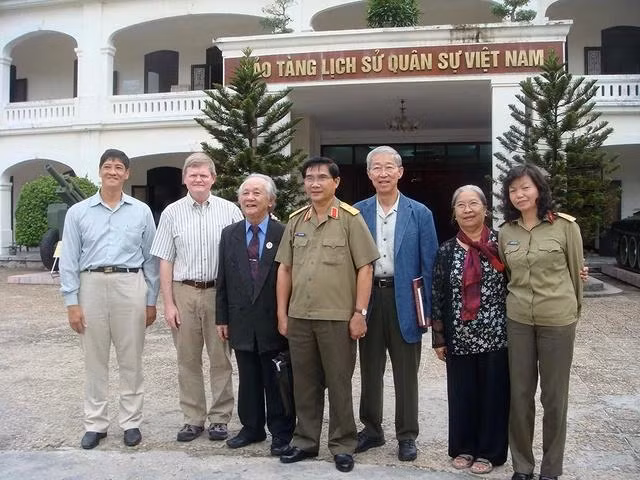 David Thomas gặp gỡ cán bộ Bảo tàng Lịch sử quân sự Việt Nam. ẢNH: NVCC