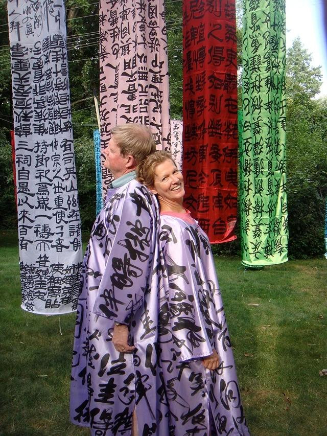 David và Jean trong một sắp đặt nghệ thuật của họa sĩ Lê Quốc Việt tại Mỹ. ẢNH: NVCC