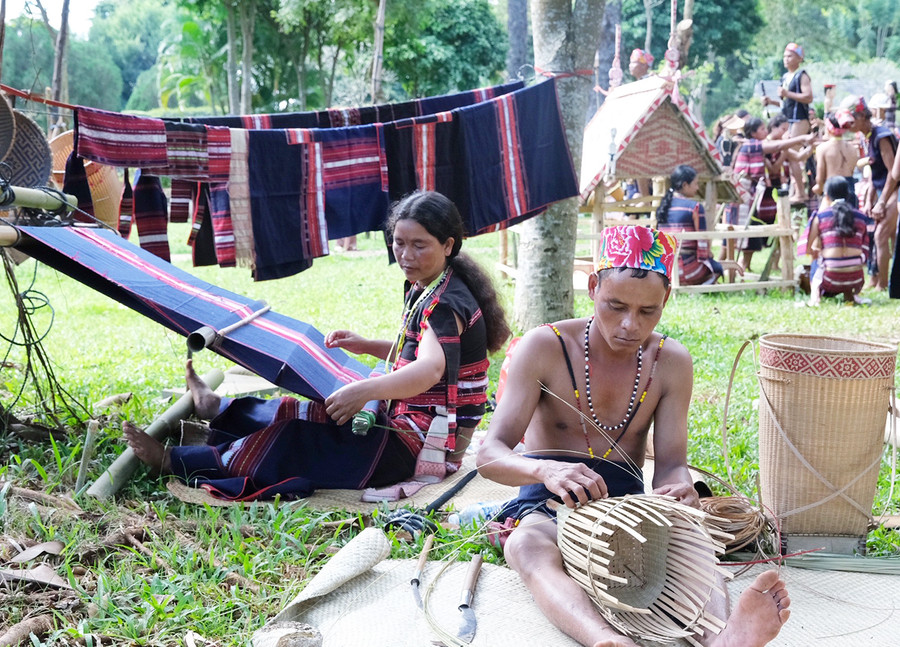 Vợ chồng nghệ nhân trẻ Kro-Bier tham gia trình diễn tại Liên hoan cồng chiêng Tây Nguyên năm 2023. Ảnh: H.N Vợ chồng nghệ nhân trẻ Kro-Bier tham gia trình diễn tại Liên hoan cồng chiêng Tây Nguyên năm 2023. Ảnh: H.N