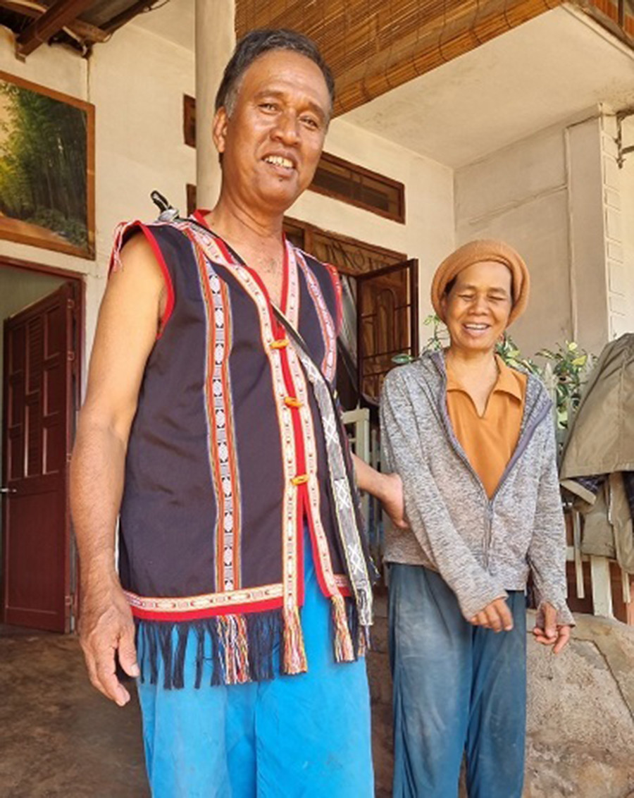 Ông Lick trò chuyện với người dân làng Piơm, thị trấn Đak Đoa. Ảnh: A.D