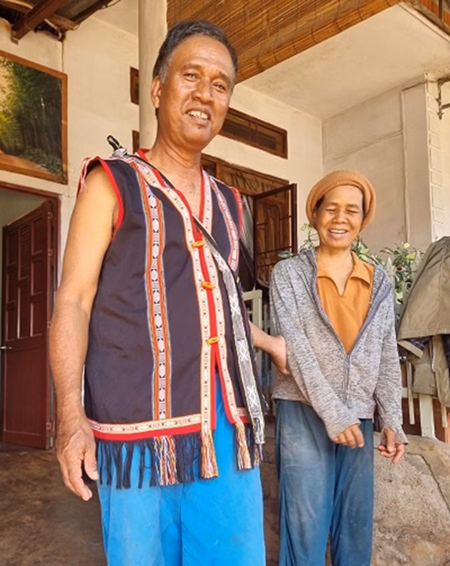 Ông Lick trò chuyện với người dân làng Piơm, thị trấn Đak Đoa. Ảnh: A.D