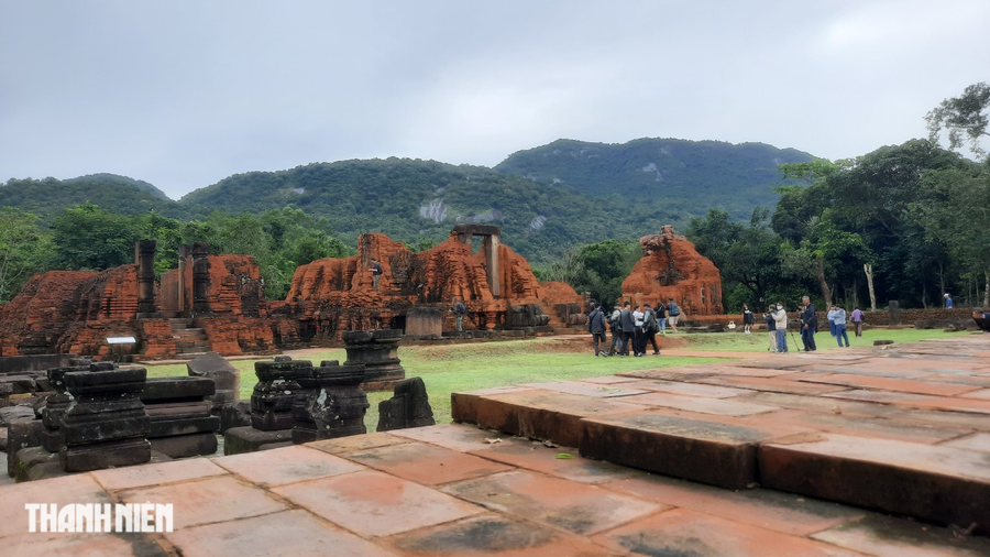 Du khách Úc từng đến Việt Nam 14 lần - Ảnh 2. Rời trung tâm phố Hội nhộn nhịp, du khách nên dành thời gian để tìm về chốn bình yên ở thánh địa Mỹ Sơn, cách Hội An khoảng 30 km. Ảnh: MẠNH CƯỜNG