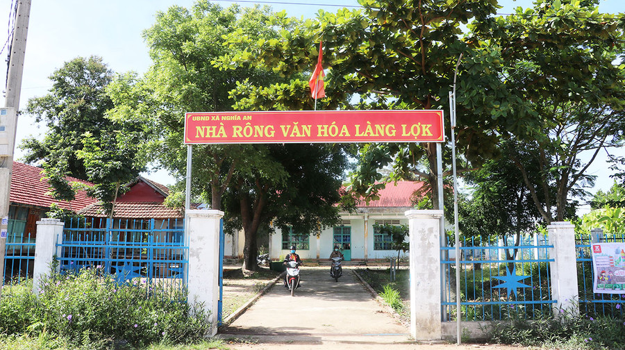 Huy động nguồn lực từ người dân, làng Lợk (xã Nghĩa An, huyện Kbang) xây dựng tường rào, nhà rông khang trang. Ảnh: Ngọc Minh