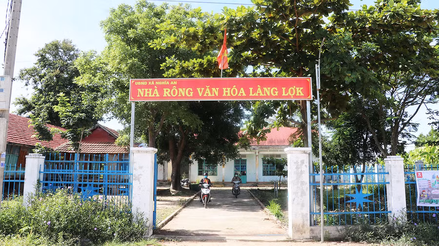 Huy động nguồn lực từ người dân, làng Lợk (xã Nghĩa An, huyện Kbang) xây dựng tường rào, nhà rông khang trang. Ảnh: Ngọc Minh