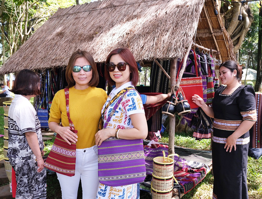 Thổ cẩm ngày càng được ứng dụng rộng rãi, hạ giá thành để đáp ứng nhu cầu và thị hiếu của khách hàng. Ảnh: Minh Châu