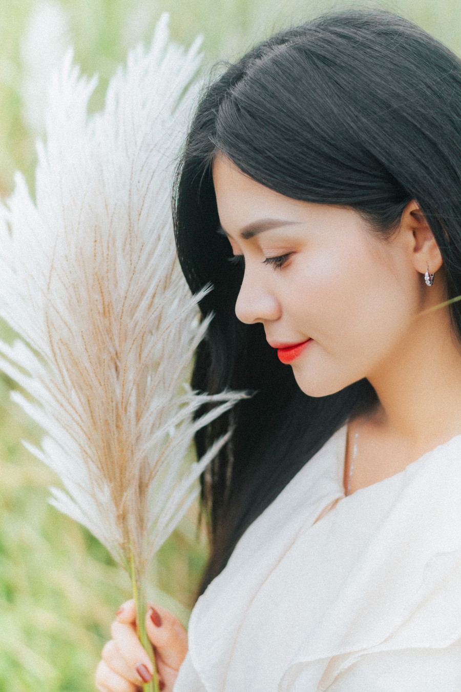 Chị Nhi cũng tranh thủ tìm cho mình những bức hình tuyệt đẹp. Ảnh: BÁ CƯỜNG