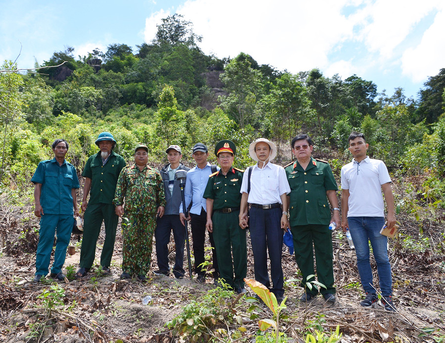 Đoàn khảo sát chụp hình lưu niệm tại núi Chư Pao (xã Ia Khươl, huyện Chư Păh). Ảnh: Xuân Toản