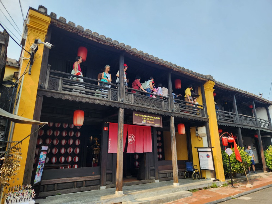 Du khách tham quan Nhà trưng bày văn hóa Nhật Bản. Ảnh: NGUYỄN CƯỜNG Du khách tham quan Nhà trưng bày văn hóa Nhật Bản. Ảnh: NGUYỄN CƯỜNG