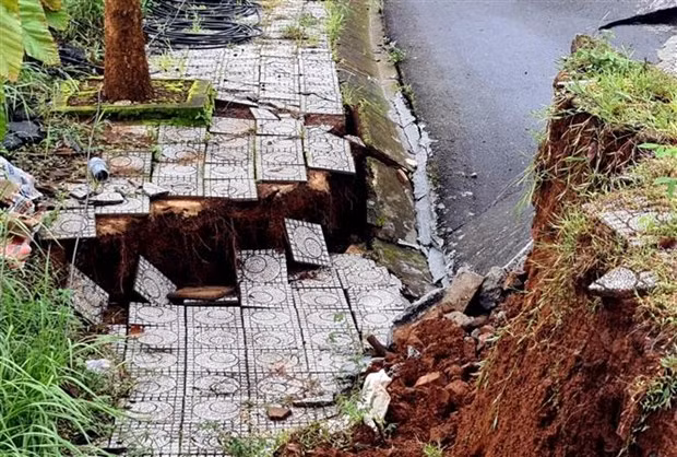Sạt trượt trên Đường Hồ Chí Minh, đoạn qua phường Nghĩa Thành, thành phố Gia Nghĩa (Đắk Nông), tháng 8/2023. (Ảnh: Hưng Thịnh/TTXVN)
