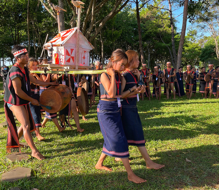 Mỗi dân tộc đều có những giá trị văn hóa đặc sắc giới thiệu tại ngày hội. Ảnh: M.C Mỗi dân tộc đều có những giá trị văn hóa đặc sắc giới thiệu tại ngày hội. Ảnh: M.C