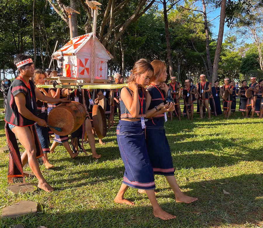 Mỗi dân tộc đều có những giá trị văn hóa đặc sắc giới thiệu tại ngày hội. Ảnh: M.C