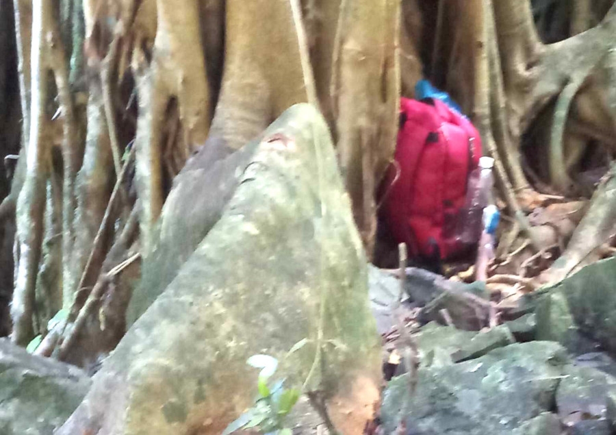 Chiếc ba lô màu đỏ phát hiện bên cạnh bộ xương